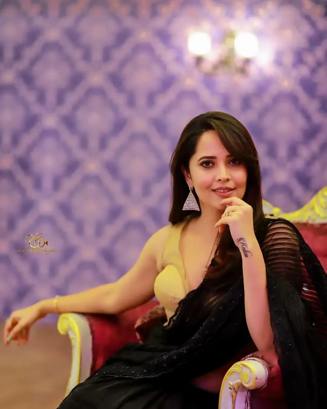 Anasuya Bharadwaj Beautiful Indian actress in Sleeveless Black Saree